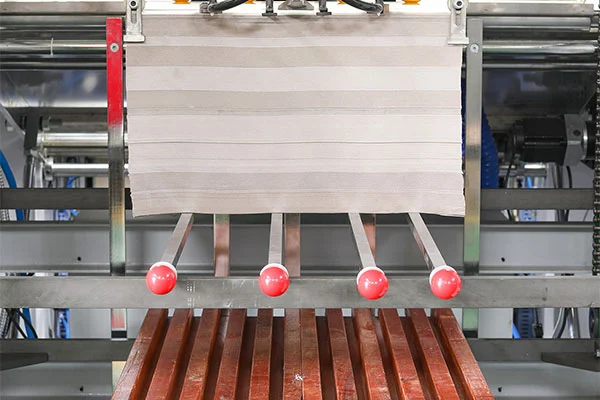 インテリジェント ラミネート加工が印刷仕上げにおいてより持続可能な選択肢となる理由は何ですか?